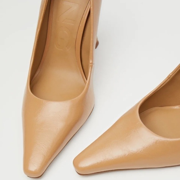 Tan Pointed toe pumps / heels - Picture 4 of 13
